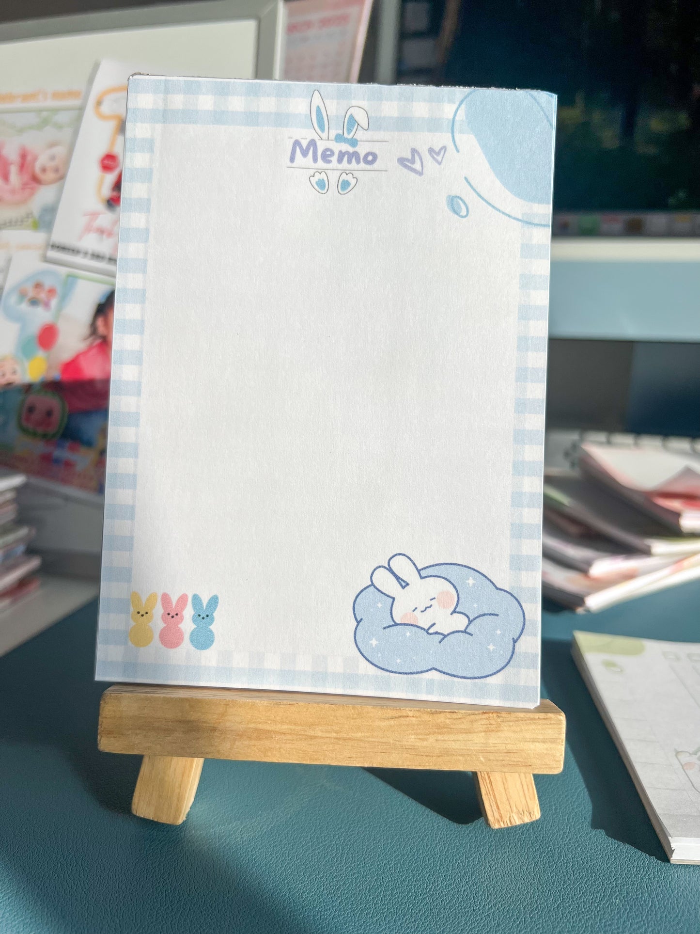 青いかわいいウサギをテーマにしたメモ帳
