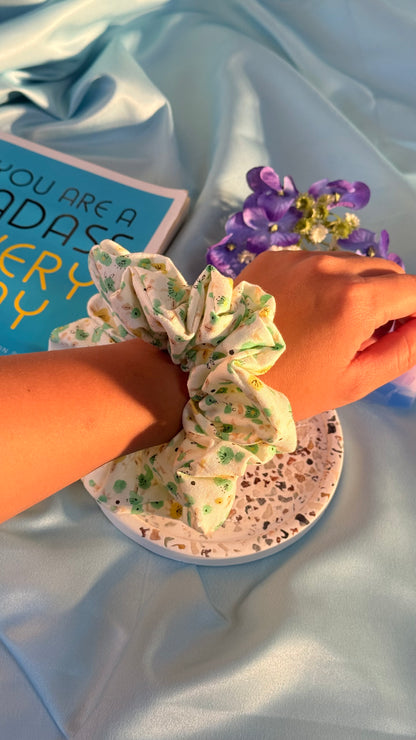 Whimsical scrunchies - Daisy